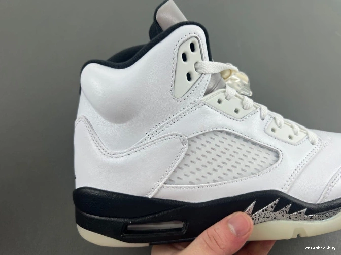 5 JORDAN AIR RETRO DD0587-110 'WHITE BLACK' 1207